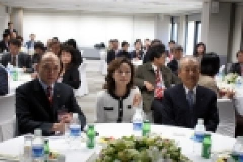 조정남 부회장(우)과 훠전환 회장(좌)이 SK텔레콤 사업분야에 대한 설명을 듣고 있다.