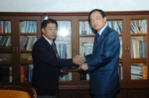 김주훈 조선대 총장은 10월 11일 오후 2시 2005년도 자연보호 유공자로 선정된 하상호 교수(의과대학 의학과)에게 환경부장관 표창장을 전수했다.