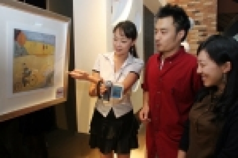 SK텔레콤 부스에서 새로 선보이는 모바일 RFID 관련 서비스의 시연 장면.