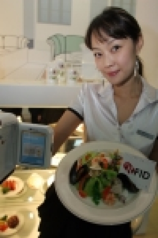 SK텔레콤 부스에서 새로 선보이는 모바일 RFID 관련 서비스의 시연 장면.