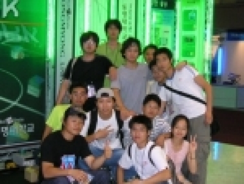지난 9월 벡스코에서 열린 IT EXPO 부산 2005대회에 참가한 ‘노마크’ 회원들. (제일 뒷줄 연두색 상의 입은 이가 회장 김동준. 맨 아래줄 가장 왼쪽 앉은 검은 상의 입은 이가 부회장 김현성.)