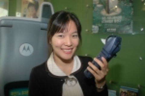 국내 최초로 무전통화가 가능한 산업용 PDA에서 무전통화를 시연하는 장면
