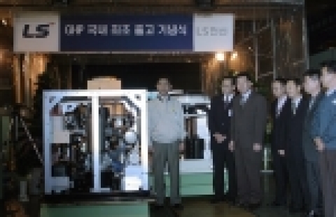 LS GHP 출고식에서 이광원 공조사업부장(이사, 정가운데) 및 협력회사 대표단 모습(우측)