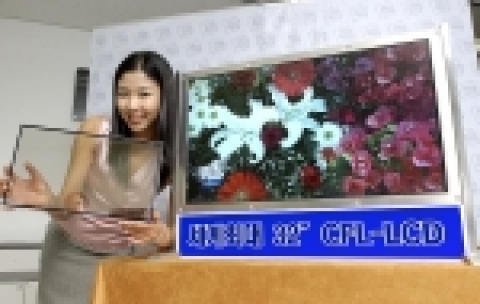 컬러필터가 없는 LCD 유리 패널을 들고 있는 모델이 삼성전자가 개발한 컬러필터가 없는 세계최대 32인치 TV용 LCD 패널 앞에 있는 모습
