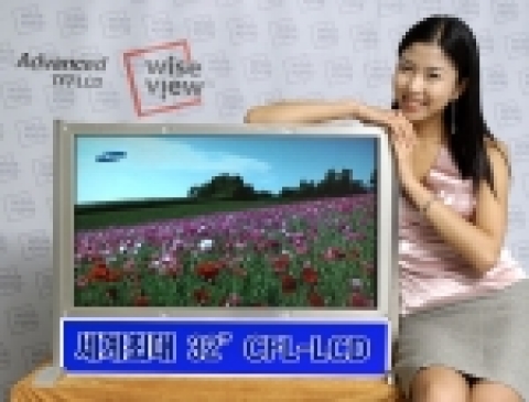 컬러필터가 없는 LCD 유리 패널을 들고 있는 모델이 삼성전자가 개발한 컬러필터가 없는 세계최대 32인치 TV용 LCD 패널 앞에 있는 모습