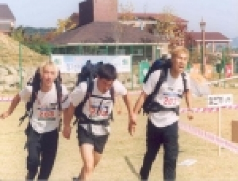 2004년 전국체전 일반등산경기에서 체력평가를 위해 혼신의 힘을 다하고 있는 선수들. 총 60kg을 세 명이 나누어 배낭에 메고 정해진 거리를 빠른 시간 안에 주파하여야 한다.