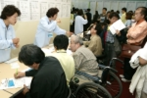 서울시는 한국장애인고용촉진공단과 함께 오는 10월 11일 (화)10:00-17:00에 취업난을 겪고 있는 장애인들의 취업을 위하여 잠실종합운동장(구 중소기업제품전시판매장)에서 “Hi-SEOUL 2005 장애인취업박람회”를 개최하였다.
