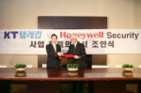 KT링커스 박부권사장(왼쪽)과 벤 코넷(Ben Cornett)하니웰사장이 사업협력 의향서를 주고 받으며 악수하고 있다