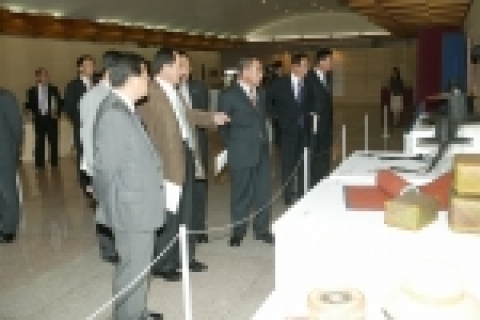 청주시 주요 기관 ․ 단체장 30여명이 12일 제1 행사장을 찾아 각 전시관을 관람하였다.