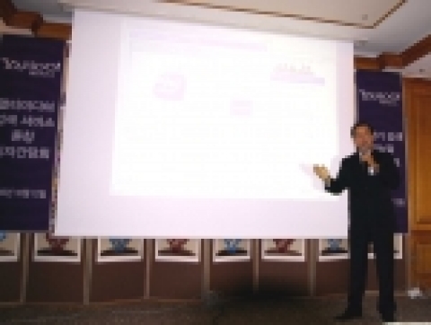 야후!멀티미디어(야미)서비스를 시연하고 있는 성낙양 대표