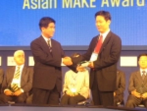 삼성SDS CKO(Cheif Executive Officer) 박준성 상무(右)가 Asian MAKE 공동 제정자인 매일경제 장용성 상무(左)로부터 상을 수상하고 있다.