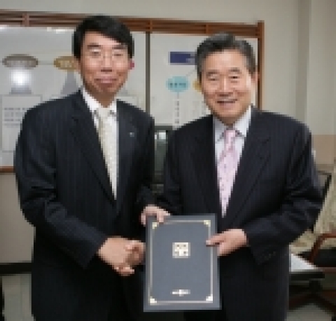 대구은행 이상배 수석부행장은 12일 제86회 전국체전 경상북도 발대식 행사에 참석해 경상북도체육회에 체육진흥기금 20백만원과 선수단 격려금 금일봉을 전달하였다.