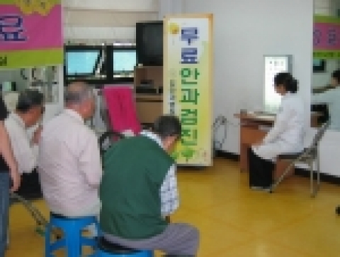 김안과병원 의료진이 10월 12일 양천노인종합복지관에서 주민들을 대상으로 무료진료를 하고 있다.