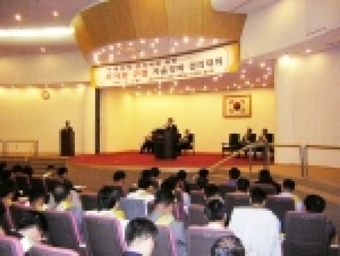 롯데제과, 해태제과, 오리온, 크라운제과, 빙그레, 롯데삼강 등 제과6사가 공동으로 설립한 과자, 아이스크림 거래질서 정상화협의회는 ‘무자료근절 자율정화결의대회’를 가졌다.