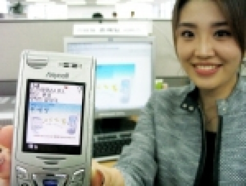회사의 이메일 계정으로 도착한 메일 내용을 핸드폰으로 확인하고 있는 모습.