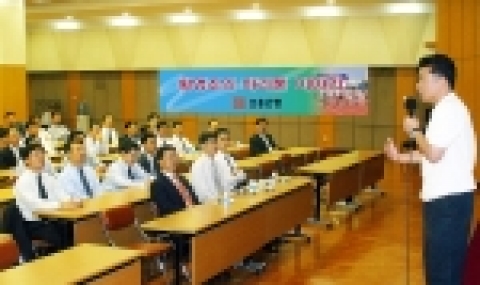 국민체육진흥공단 마라톤팀 황영조 감독이 강의하고 있는 모습