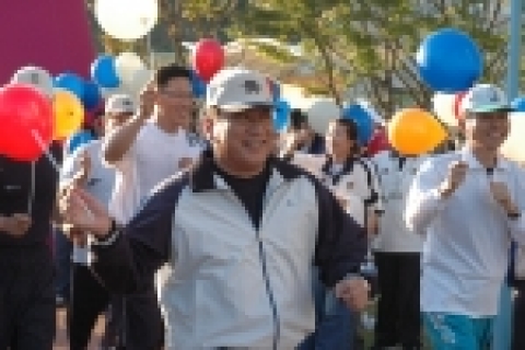 삼성전자 LCD총괄 이상완(李相浣) 사장이 자장면, 포도·토마토 봉사에 이어 이번에는 지역사회를 위한 '뛰는 사랑'을 펼쳐 화제다. 삼성전자 이상완 사장은 12일 충남 탕정에서 '나눔경영'의 일환으로 '사랑의 달리기' 행사를 가졌다.