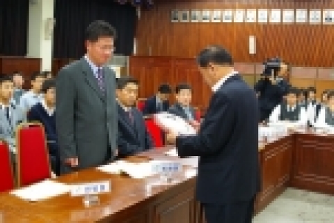 윈디소프트는 지난 9월에 개최된 ‘게임올림피아드수원 2005’의 성공적인 개최에 기여해, 수원시로부터 10월 12일(수) 감사패를 전달받았다.