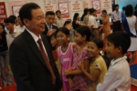 2005년 10월 12일 베트남 테크마트 전시회장에 방문한 한국생산기술연구원의 김기협 원장이 호기심에 가득찬 베트남 어린이들에게 둘러싸여 있다.