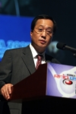 김신배 RFID/USN협회장은 삼성동 코엑스에서 열리고 있는 『RFID/USN KOREA 2005』행사에 기조연설자로 등장하여『유비쿼터스 세상을 위한 한국의 비전』이라는 주제로 연설을 하였다. 사진은 김신배 협회장의 연설장면