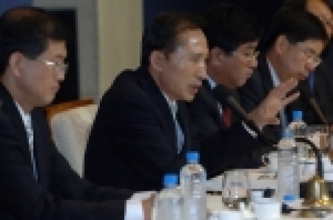 토론 중인 이명박 시장