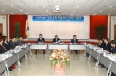 한국산업단지공단 창원추진단은 13일 오전 11시 경남 창원 동남지역본부에서 이희범 산자부 장관초청, 산학연 정책 간담회를 개최했다.
