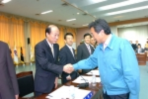 13일 도청 신관4층 제1회의실에서는 ▲무자격 불법안마행위 방지대책 ▲경기도 브랜드 홍보 활용 방안 ▲저소득 장애인 주거환경 개선 추진 등의 당면 현안을 중심으로 부시장·부군수회의가 열렸다.