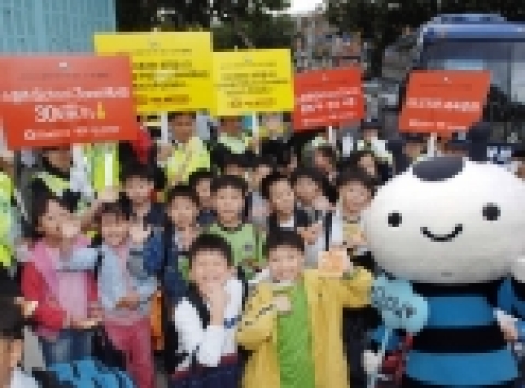 기아차 영업사원들이 14일 서울대곡초등학교 어린이 보호구역에서 학교 선생님, 녹색어머니회, 관할경찰서, 한국생활안전연합 직원 등 총 70여명과 함께 어린이의 등교길 안전을 책임지는 ‘안전한 스쿨존 지킴이 캠페인’을 실시했다.