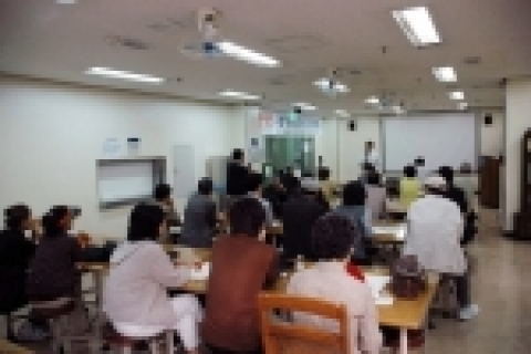 건양의대 김안과병원은 13일 병원 본관 강당에서 전문병원 시범기관 지정 기념 무료공개강좌의 일환으로 “녹내장” 강좌를 열었다.