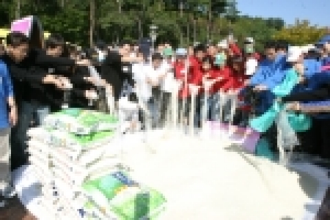 서울 월드컵 보조경기장에서 LG텔레콤 남용 사장을 비롯 1,800여 임직원이 소외계층에게 전달할 사랑의 쌀을 모으고 있다.