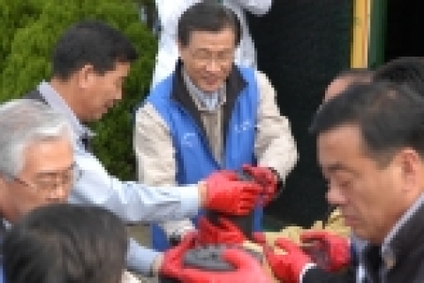 삼성토탈은 13일 서산 실내종합체육관에서 서산연탄은행, 서해안신문사와 함께 <사랑의 연탄 나눔 행사>를 가졌다.