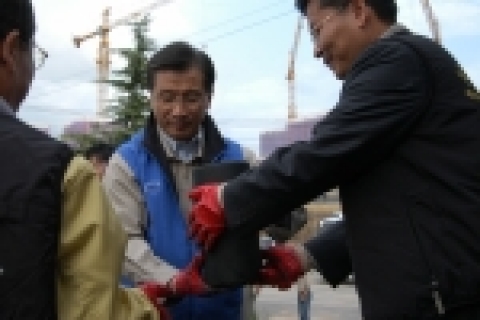 삼성토탈은 13일 서산 실내종합체육관에서 서산연탄은행, 서해안신문사와 함께 <사랑의 연탄 나눔 행사>를 가졌다.