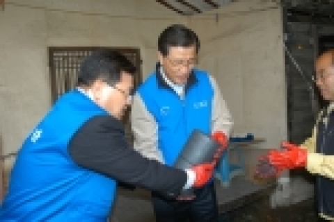 삼성토탈은 13일 서산 실내종합체육관에서 서산연탄은행, 서해안신문사와 함께 <사랑의 연탄 나눔 행사>를 가졌다.