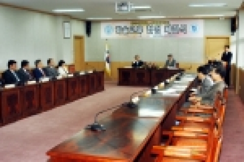 계명대는 10월 14일 오전 11시 제주대 본관 회의실에서 이진우 총장, 고충석 제주대 총장, 홍순성 계명대 교무처장, 김희열 제주대 교무처장, 원명수 계명대 도서관장, 윤창훈 제주대 도서관장 등 양 대학 주요 보직자가 참석한 가운데 제주대와 학술교류협정을 맺었다.