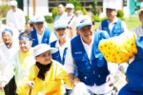 삼성SDS 창원지점 임직원들이 지난 5년간 매주 봉사해온 창원성심원 치매노인분들과 함께 가을맞이 명랑운동회 행사를 가졌다.