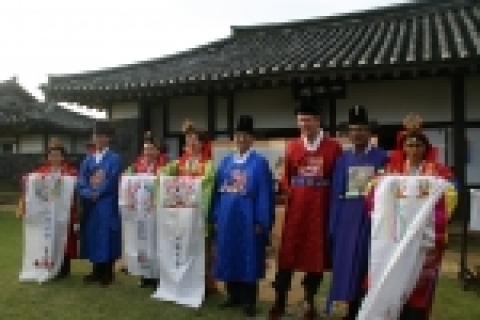 왼쪽 첫번째, 두번째가 와신 티라베치안(Vasin Teeravechyan) 태국대사 부부, 다섯번째 페렌레이 우르진훈데브(Perenlei Urjinlhundev) 몽골대사, 콜린 헤즐타인(Colin Heseltine) 호주대사, 일곱번째,   여덟번째가 파타사라티(Nagesha Rao Parthasarathi) 인도대사 부부