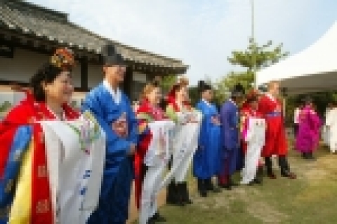 대한항공이 주한 외국대사 부부들을 초청해 한국 문화를 알리는 친선 행사가 10월 14일부터 15일까지 이틀간 제주에서 열렸다.