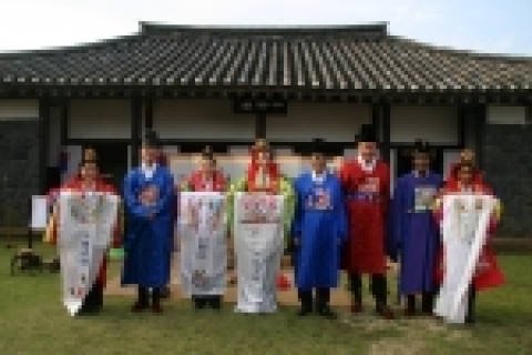 대한항공이 주한 외국대사 부부들을 초청해 한국 문화를 알리는 친선 행사가 10월 14일부터 15일까지 이틀간 제주에서 열렸다.
