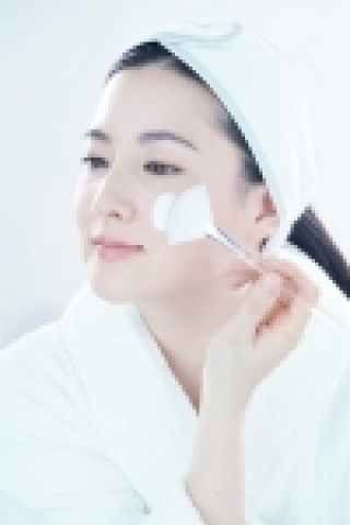 태평양이 분당 서울대병원 피부과연구팀과 공동으로 서양 여성보다 민감한 한국 여성을 위한 홈 필링 키트인 ‘아이오페 리뉴잉 필링 키트’를 개발했다.