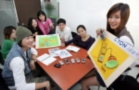 LG전자는 휴대폰 분야에 ‘프로슈머 마케팅’을 도입하기로 하고 국내 최대 모바일 커뮤니티인 세티즌(www.cetizen.com)과 공동으로 ‘싸이언 프로슈머’를 모집한다.