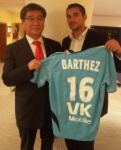 VK 임락철 부사장이 구단 관계자와 함께 VK모바일 로고가 새겨진 프랑스 대표팀 골키퍼 파비앵 바르테즈의 유니폼을 들고 있다.