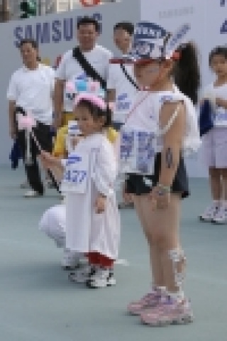 가족 대축제의 장에서는 최고 가족 대항전과 행운권 추첨 등 다양한 이벤트 등이 전개되었다.