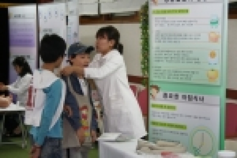 고양시 일산구보건소는 어린이 이동건강체험관을 2005년 10월 14일 일산서구 고봉초등학교 6학년 220명을 대상으로 학교 대강당에서 개최하였다.