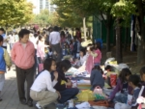 고양시 일산동구 중산동은 “어린이 나눔장터”를 지난16일 중산근린공원에서 개최했다.