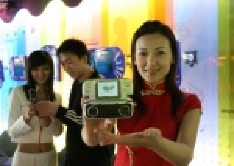 10월 18일부터 22일까지 중국 북경에서 열리는 'PT/WIRELESS & NETWORKS COMM CHINA 2005' 전시회에서 도우미가 위성DMB서비스를 시연하고 있다.