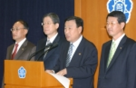이희범 산업자원부 장관은 2005. 10. 17(월) 11:00 정부중앙청사 5층 합동브리핑룸에서 중저준위 방사성페기물 처분시설 부지선정을 위한 주민투표 실시 관련 오 명 부총리 겸 과학기술부 장관, 천정배 법무부 장관, 오영교 행정자치부 장관, 이희범 산업자원부 장관의 공동명의의 담화문을 문원경 행정자치부 2차관, 김상희 법무차관, 최석식 과기부차관이 참석한 가운데 발표했다.