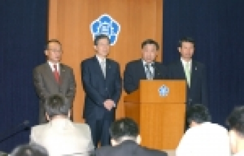 이희범 산업자원부 장관은 2005. 10. 17(월) 11:00 정부중앙청사 5층 합동브리핑룸에서 중저준위 방사성페기물 처분시설 부지선정을 위한 주민투표 실시 관련 오 명 부총리 겸 과학기술부 장관, 천정배 법무부 장관, 오영교 행정자치부 장관, 이희범 산업자원부 장관의 공동명의의 담화문을 문원경 행정자치부 2차관, 김상희 법무차관, 최석식 과기부차관이 참석한 가운데 발표했다.
