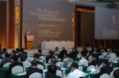 현대해상 하종선 사장이 창립50주년을 맞아 17일 롯데호텔에서 약 300여명의 청중이 참석한 가운데 개최한「금융산업의 상호균형 발전방향」이라는 주제의 국제학술세미나에서 인사말을 하고 있다.