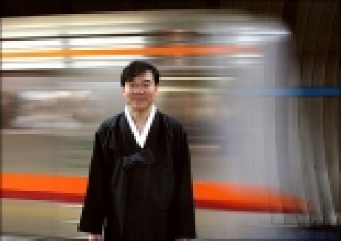 국립국악원 정악연주단에 재직하고 있는 가객 문현