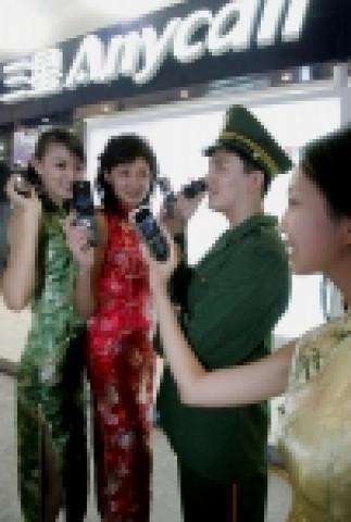 삼성전자는 18일부터 22일까지 중국 베이징에서 열리는 중국 최대 정보통신 전문 전시전 'PT/Wireless 2005'에서 (왼쪽부터) 3기가바이트 슈퍼뮤직폰, 초슬림폰, 가로본능 위성DMB폰, 최근 유럽에 출시하여 폭발적인 반응을 얻고 있는 블루블랙폰Ⅱ, 700만 화소 카메라폰 등을 선보이고 중국시장 공략 강화에 나선다.